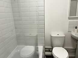 Essex 2 Bed Flat Near Station With Free Parking