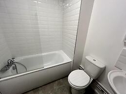 Essex 2 Bed Flat Near Station With Free Parking