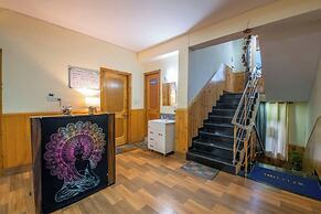 Goroomgo Urban Monk Stays Manali