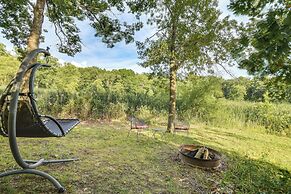 Historic Clark Cabin w/ Deck & Fishing Pond Access