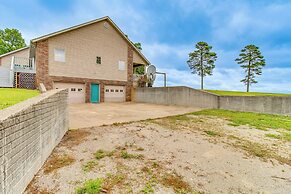 Family-friendly Ozarks Getaway < 21 Mi to Branson!