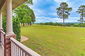 Family-friendly Ozarks Getaway < 21 Mi to Branson!