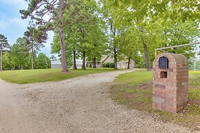 Family-friendly Ozarks Getaway < 21 Mi to Branson!