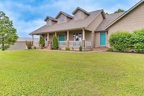 Family-friendly Ozarks Getaway < 21 Mi to Branson!