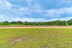 Family-friendly Ozarks Getaway < 21 Mi to Branson!