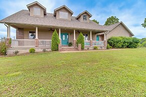 Family-friendly Ozarks Getaway < 21 Mi to Branson!