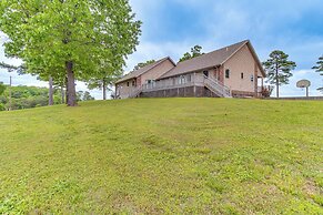 Family-friendly Ozarks Getaway < 21 Mi to Branson!