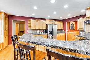 Family-friendly Ozarks Getaway < 21 Mi to Branson!