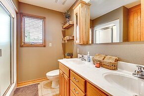 Family-friendly Ozarks Getaway < 21 Mi to Branson!