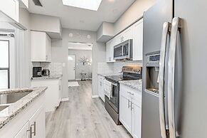 Cozy Venice Hideaway ~ 3 Mi to Beach & Downtown!