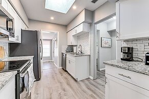 Cozy Venice Hideaway ~ 3 Mi to Beach & Downtown!