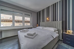 Silver Apartment With Hot Tub And Balcony