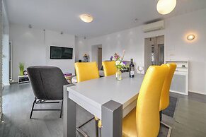 Silver Apartment With Hot Tub And Balcony