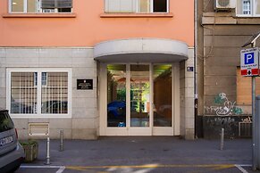 Silver Apartment With Hot Tub And Balcony