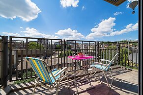 Silver Apartment With Hot Tub And Balcony
