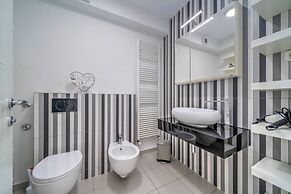 Silver Apartment With Hot Tub And Balcony