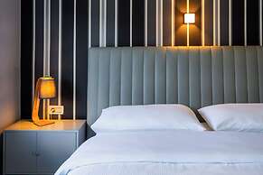 Silver Apartment With Hot Tub And Balcony