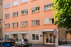 Silver Apartment With Hot Tub And Balcony