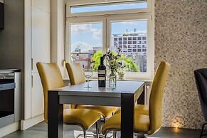 Silver Apartment With Hot Tub And Balcony