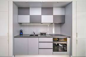 Silver Apartment With Hot Tub And Balcony