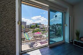 Silver Apartment With Hot Tub And Balcony