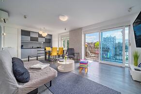 Silver Apartment With Hot Tub And Balcony