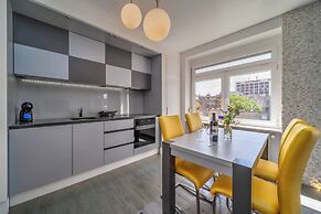 Silver Apartment With Hot Tub And Balcony