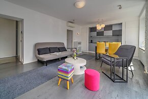 Silver Apartment With Hot Tub And Balcony
