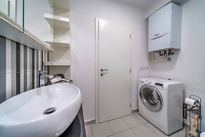 Silver Apartment With Hot Tub And Balcony