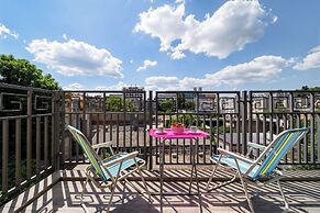 Silver Apartment With Hot Tub And Balcony