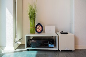 Silver Apartment With Hot Tub And Balcony