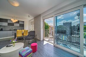 Silver Apartment With Hot Tub And Balcony