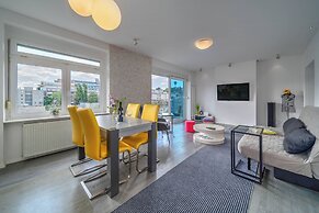 Silver Apartment With Hot Tub And Balcony