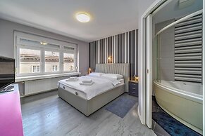 Silver Apartment With Hot Tub And Balcony