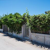 Ibiscus Cottage in Paradisi Near the Beach