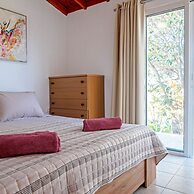 Ibiscus Cottage in Paradisi Near the Beach