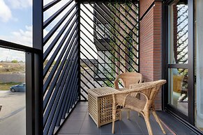 Modern With Balcony and Gym by Renters