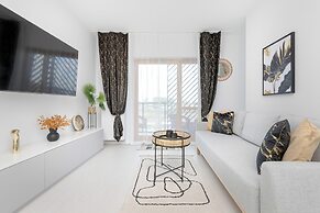 Modern With Balcony and Gym by Renters