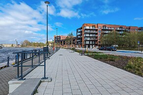 Modern With Balcony and Gym by Renters