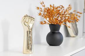 Modern With Balcony and Gym by Renters