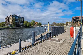 Modern With Balcony and Gym by Renters