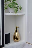 Modern With Balcony and Gym by Renters