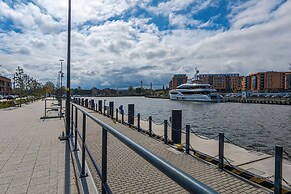 Modern With Balcony and Gym by Renters