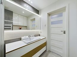 Apartment With Parking Gdynia by Renters