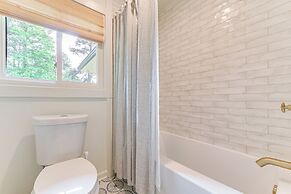 Palmetto Cottage w/ Fire Pit, Game Table + More!