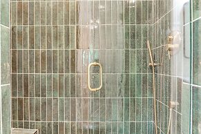 Palmetto Cottage w/ Fire Pit, Game Table + More!