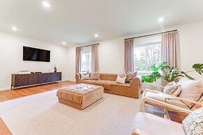 Palmetto Cottage w/ Fire Pit, Game Table + More!