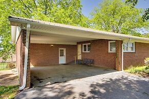 Dog-friendly Lexington Retreat: Step-free Access!