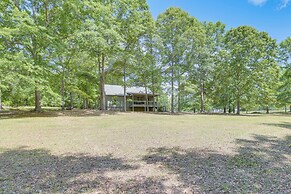 Charming Lawley Cottage: Deck, Fire Pit & Yard!