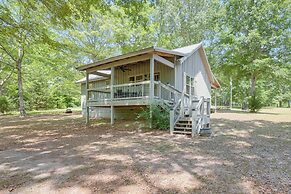 Charming Lawley Cottage: Deck, Fire Pit & Yard!